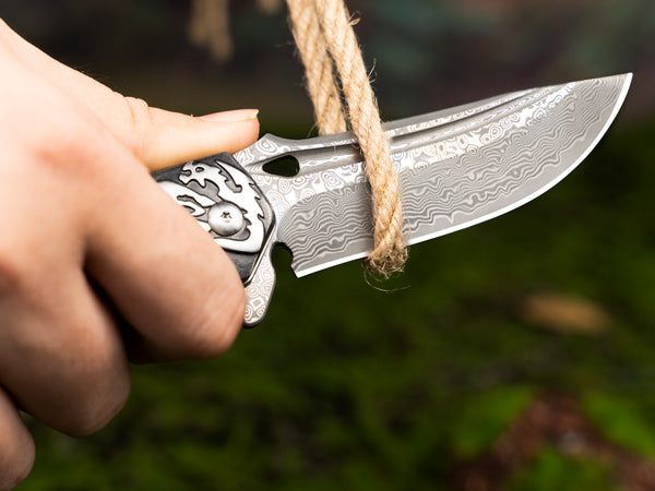Couteau pliant en acier Damas LOTHAR RHAEGAL, couteau de poche extérieur de haute qualité en acier Damas VG10 à 67 couches, couteau de poche Damas haut de gamme avec manche en bois pour la chasse, idéal comme collection et cadeau (Bois de rose)