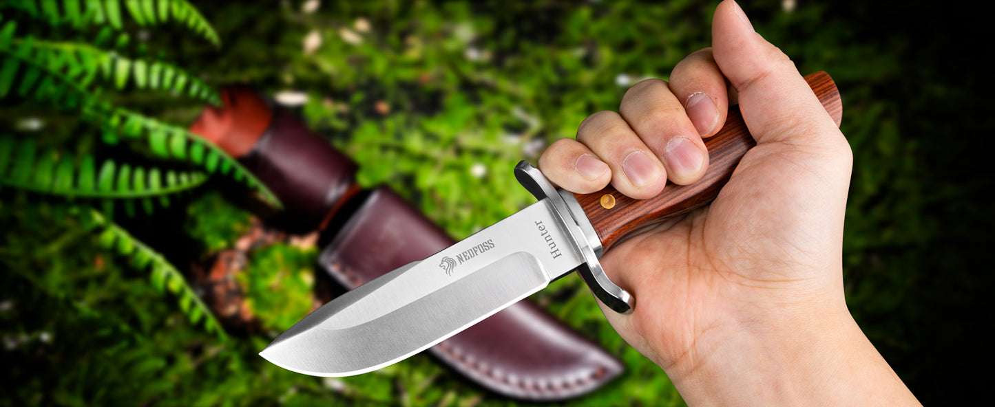 NedFoss HUNTER Couteau de Chasse, Couteau Bowie de 11 cm en D2 et Manche en Bois de Rose avec Étui en Cuir Exquis, Couteau de Survie pour l'Extérieur, Extra Aiguisé (Marron)