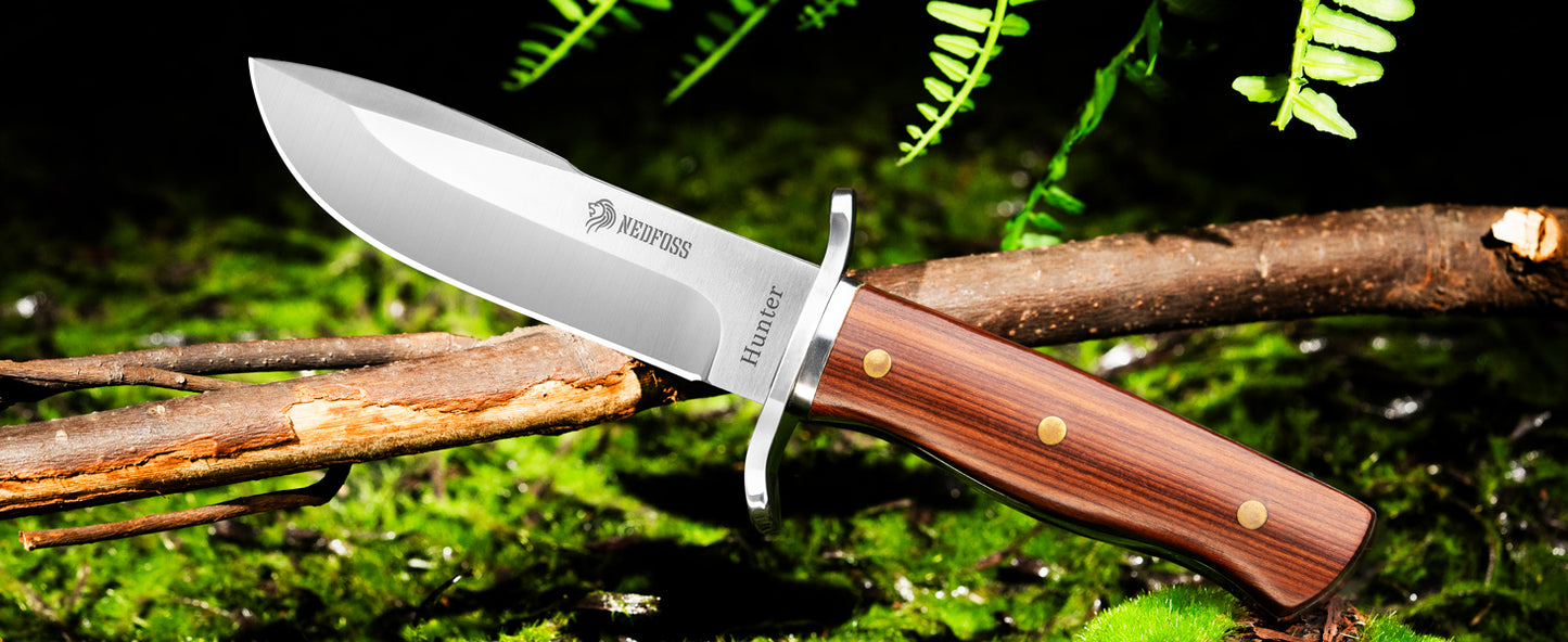 NedFoss HUNTER Couteau de Chasse, Couteau Bowie de 11 cm en D2 et Manche en Bois de Rose avec Étui en Cuir Exquis, Couteau de Survie pour l'Extérieur, Extra Aiguisé (Marron)