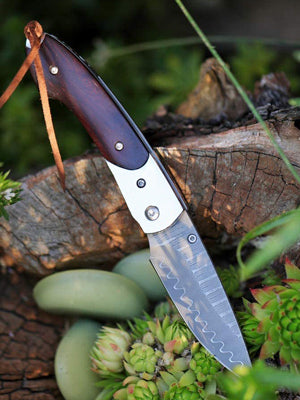 NedFoss SWORDFISH Couteau de poche en damas, Couteau pliant en damas avec étui en cuir exquis