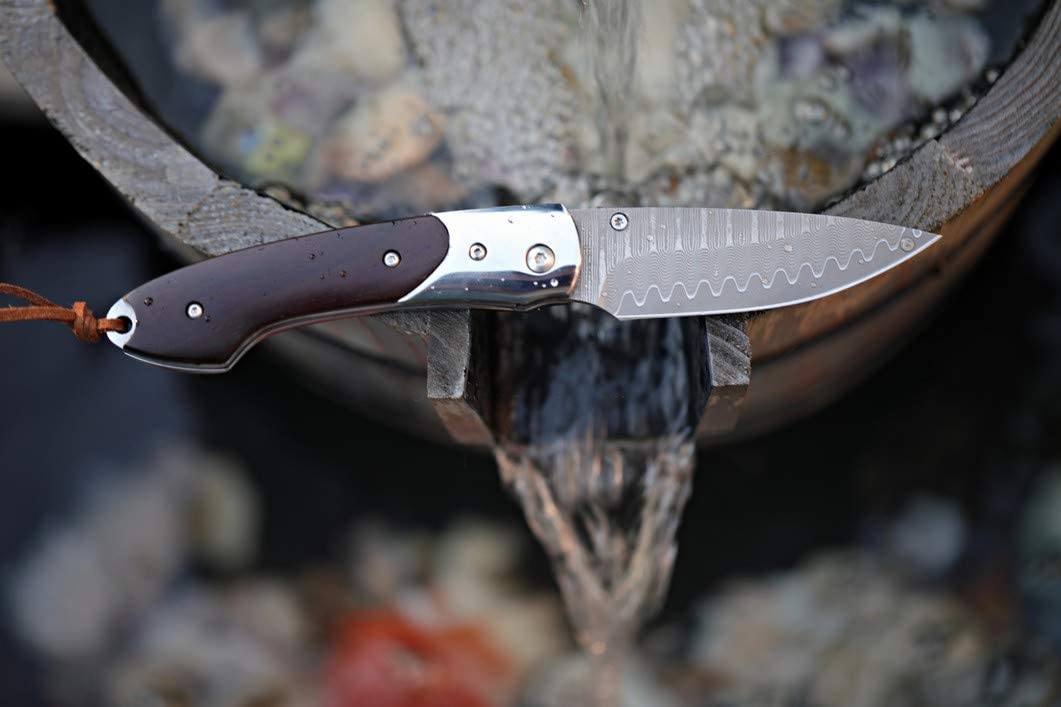 NedFoss SWORDFISH Couteau de poche en damas, Couteau pliant en damas avec étui en cuir exquis